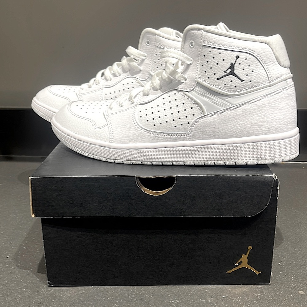 Brand new Jordan Access size 10.5M. Never worn.